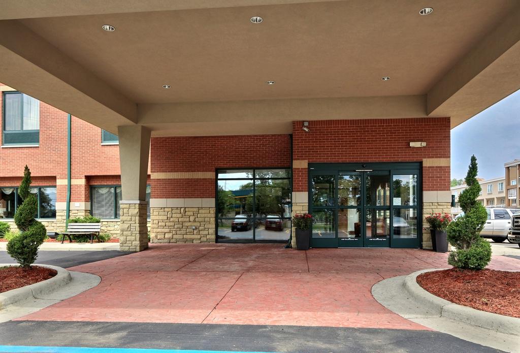 Comfort Suites Canton - Detroit Экстерьер фото