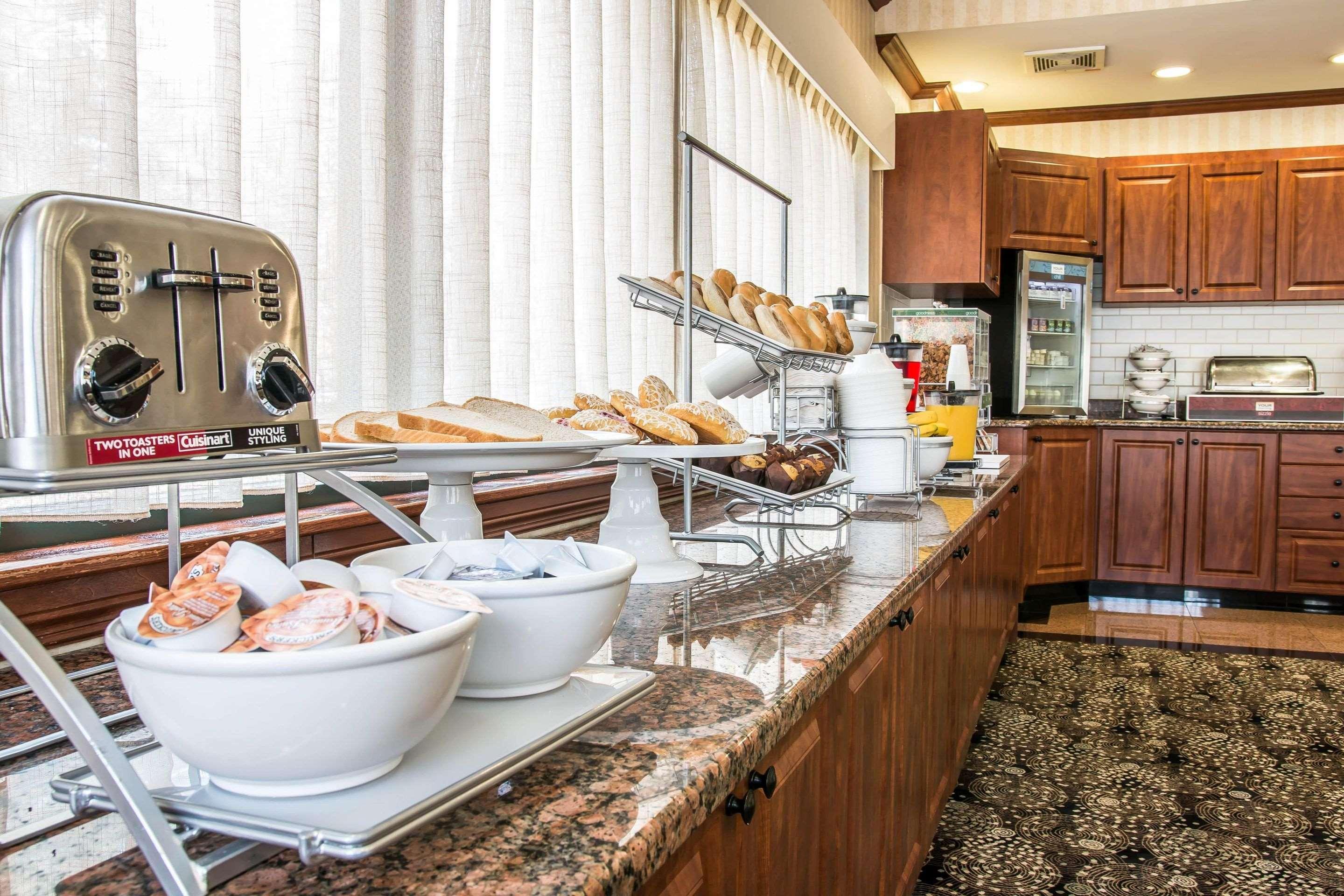 Comfort Suites Canton - Detroit Экстерьер фото
