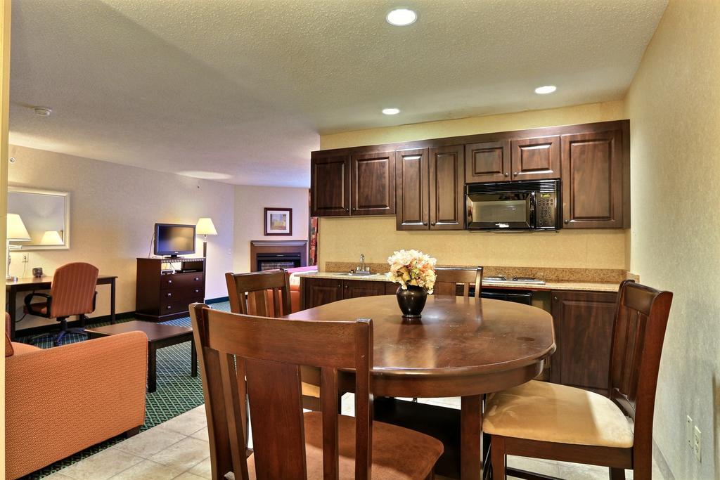 Comfort Suites Canton - Detroit Экстерьер фото