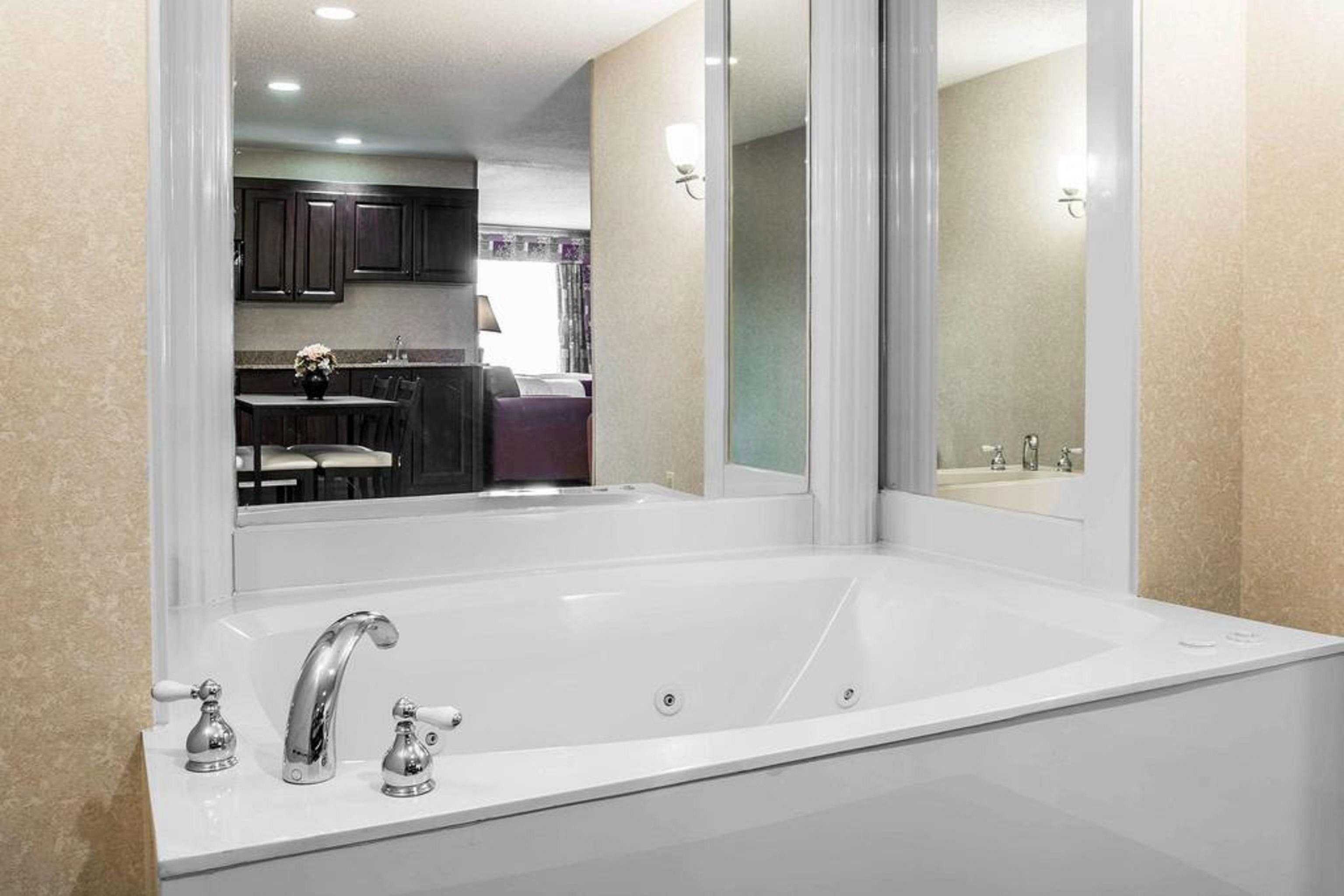 Comfort Suites Canton - Detroit Экстерьер фото