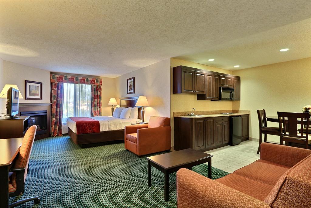 Comfort Suites Canton - Detroit Экстерьер фото