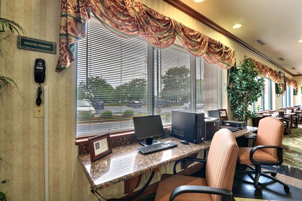 Comfort Suites Canton - Detroit Экстерьер фото