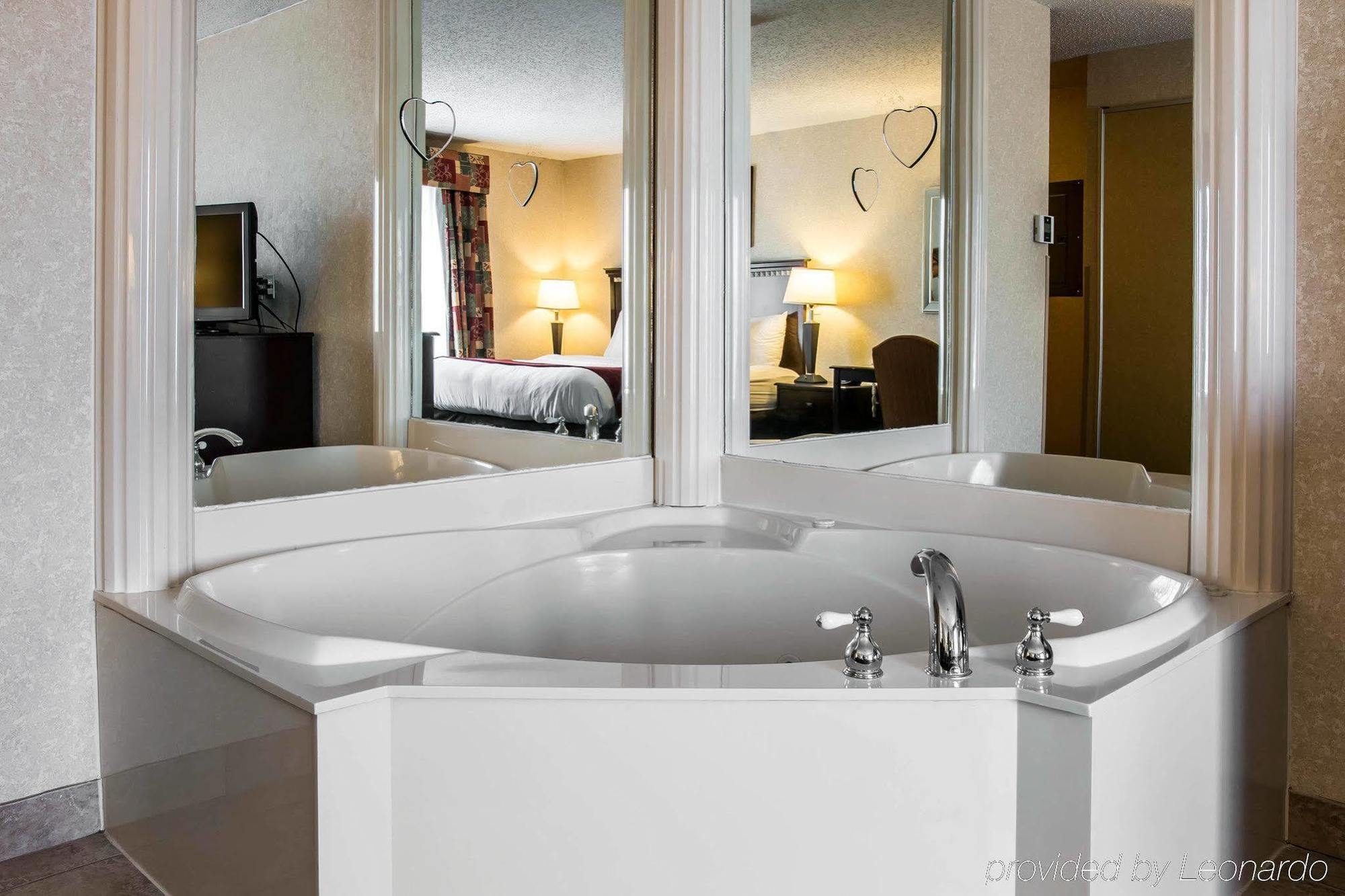 Comfort Suites Canton - Detroit Экстерьер фото