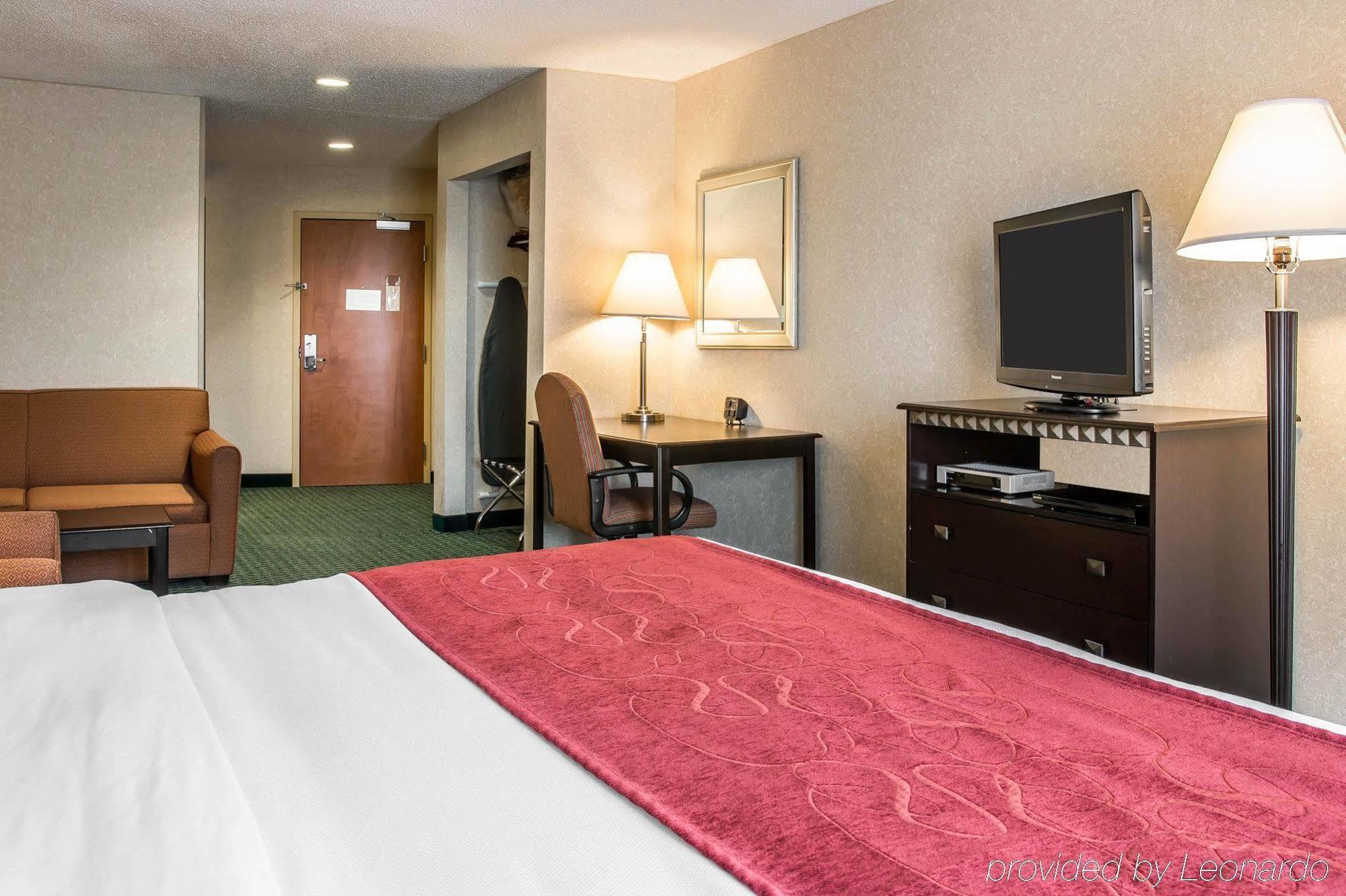 Comfort Suites Canton - Detroit Экстерьер фото